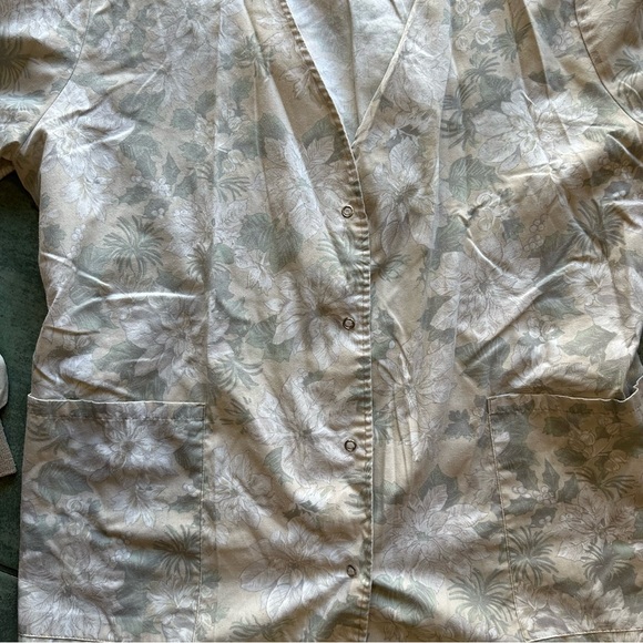 VTG Long Sleeve Cardigan Scrub Top
Good condition - Picture 4 of 8